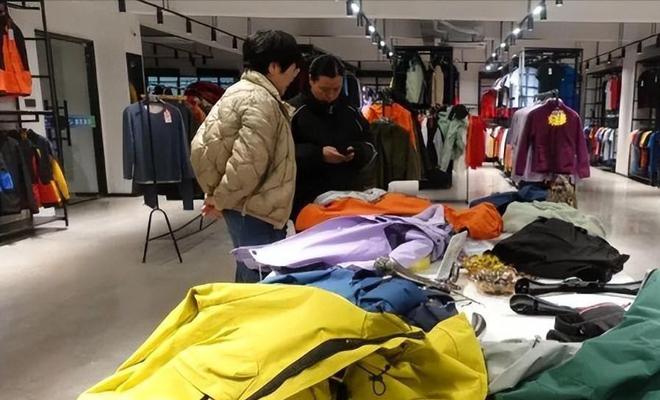 登山装备被央视点名的冲锋衣内幕：本钱300敢卖3000专坑中产和老苍生？(图18)